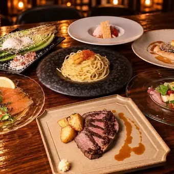 7 道菜的“大套餐”，包括烤 A5 黑毛和牛瘦牛肉和带鳞烤香鱼，外加 2 小时畅饮，售价 8000 日元。
