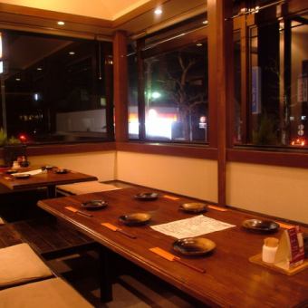 12人護城河私人房間。桌子私人房間，經常用於中型宴會，如每個圈子的飲酒派對。