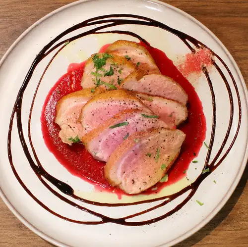 鴨肉のロースト～ビーツとバルサミコソース～