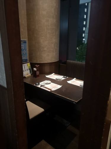 <p>【少人数での宴会・飲み会に◎】2名様、4名様など少人数からご利用いただける半個室席・BOX席もご用意しております。</p>