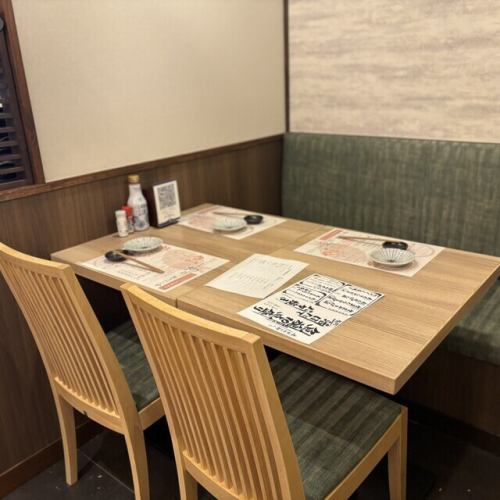 <p>少人数での気軽な飲み会に最適です。店内には、4名様用と8名様用の落ち着いた雰囲気の半個室を完備しております。周囲を気にせずゆったりとプライベートな時間を過ごせるため、女子会や接待など様々なシーンにおすすめです。居心地の良い和の空間で、こだわりの絶品料理を囲みながらおくつろぎください。</p>