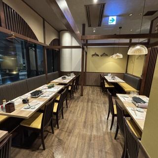 少人数のグループでのお集まりに最適な、ゆとりある座席をご用意しております。周囲の賑やかさを適度に感じつつも、仲間内だけの会話を気兼ねなく楽しめる配置が魅力です。気心の知れたご友人や職場の同僚と、美味しいお料理を囲みながら笑顔あふれる心地よいひとときを心ゆくまでご堪能ください。