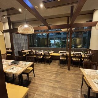 小さなお子様からご年配の方まで、ご家族の皆様が揃って安心してお食事を楽しめる空間となっております。広々としたテーブルはお料理をたくさん並べても余裕があり、団欒の時間をより豊かに演出します。週末のお食事会や特別なお祝いなど、大切な家族との絆を深める場として最適です。