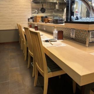お一人様でも周囲を気にすることなく、自分のペースでゆったりと寛げるお席を完備しております。心地よい距離感が保たれた空間は、一人で静かに美味しいお料理を味わいたいときに最適です。お仕事帰りの贅沢な自分時間や、ちょっとしたご褒美のひとときを誰にも邪魔されずにお過ごしください。