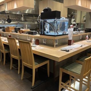 お仕事帰りや二次会あとなど、サク飲みに最適な気軽にご利用いただけるお席をご用意しております。短い時間でも心地よく過ごせるような開放的な雰囲気が特徴で、お好みのドリンクと一品料理をさっと楽しめます。日常のちょっとした合間に、肩の力を抜いてリフレッシュしたい時に便利なお席です。