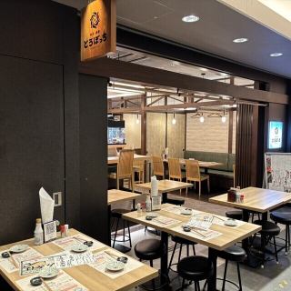 大人数でのイベントやパーティーに最適な、最大80名様まで対応可能な貸切空間をご用意しております。広々とした店内は一体感があり、全員の顔が見渡せるため大規模な宴会や会社行事にぴったりです。周囲に気兼ねすることなく、賑やかで特別な思い出に残る素晴らしいひとときをお過ごしください。