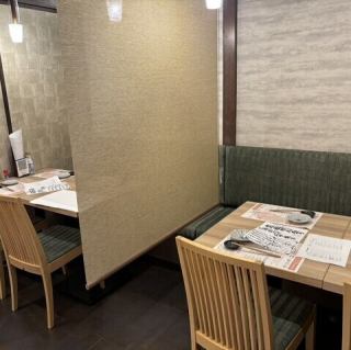 中規模のお集まりに最適な、最大25名様までご利用可能な貸切の半個室空間をご用意しております。程よいおこもり感と広さを両立させており、親しい仲間内での宴会や歓送迎会にふさわしい空間です。プライベートがしっかりと確保された環境で、美味しいお料理を囲みながら賑やかに盛り上がれます。