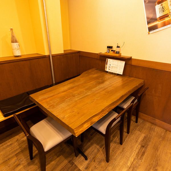 [Table] We have 7 tables that can be used by 2 people or more.It's perfect for a quick drink on the way home from work, for various parties, and for dinner with your family.Please use it in various scenes.