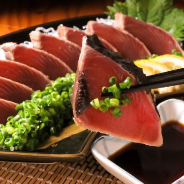 近海の漁港から仕入れる海鮮類！カツオたたきや富士の赤富士鱒は常時用意！食べればわかる鮮度が自慢！