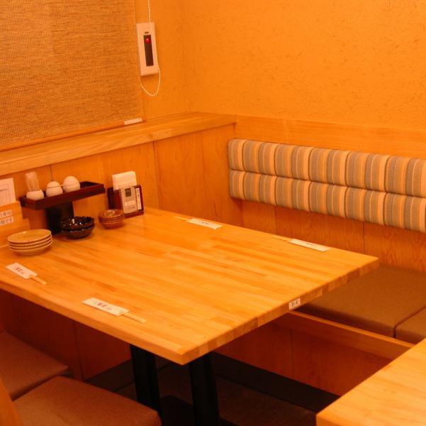 ゆったりテーブル席もご用意しております！隣が気にならない広さで、飲み会にも、お食事にも最適なお店です♪