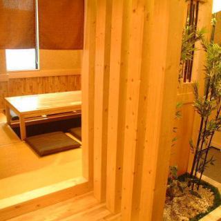 We have semi-private room-style table seats and digging kotatsu private rooms ♪