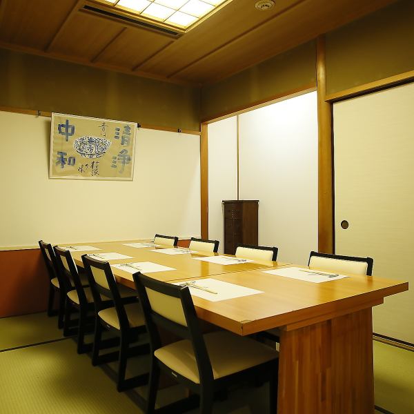 和情緒のある落ち着いた個室です。会社宴会などプライベート空間を確保したいお客様に人気。落ち着いた雰囲気の中で美味しい海鮮とお酒を心ゆくまでご堪能ください。 [岡山/岡山駅/ご当地料理/日本料理/和食/居酒屋/飲み放題/宴会/海鮮/魚/肉/日本酒/個室/]