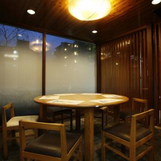 [可容纳 6 人的餐桌] 这里是与朋友或家人聚会的完美场所。请放松心情，尽情享用美食♪