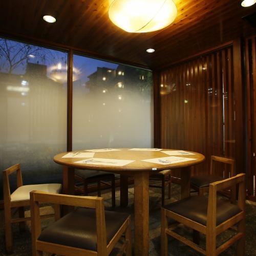 [可容纳 6 人的餐桌] 这里是与朋友或家人聚会的完美场所。请放松心情，尽情享用美食♪