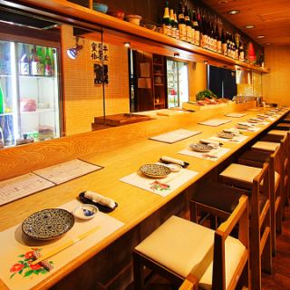 【吧台座位】非常适合情侣约会或下班后小酌一杯。◎ 这些座位也适合独自用餐，请放心享受您的用餐时光！