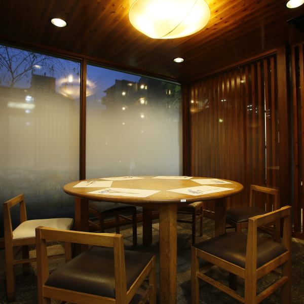 和風造りの落ち着いた雰囲気の店内。円卓テーブル席6名様まで　ご家族・接待等に幅広くご利用いただけるお席です。[岡山/岡山駅/ご当地料理/日本料理/和食/居酒屋/飲み放題/宴会/海鮮/魚/肉/日本酒/個室/]
