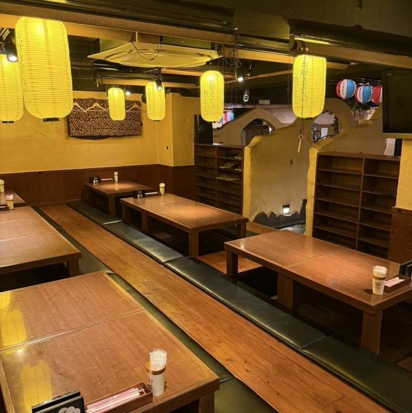 沖縄の風情を感じながら、特別なひとときを。琉球酒場はぶでは、落ち着いた雰囲気の宴会用座敷個室をご用意しています。プライベート感を大切にした空間で、仲間や同僚と一緒に心温まるひとときをお過ごしいただけます。