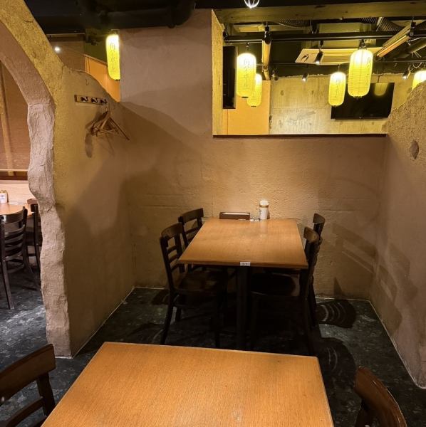 心地よい雰囲気と共に、沖縄の味覚を堪能する特別な時間を。琉球酒場はぶのテーブル席は、落ち着いた空間で仲間や家族との楽しいひとときを提供します。木の温もりが感じられるシンプルでスタイリッシュなデザインのテーブル席で、食事と会話を存分にお楽しみください。