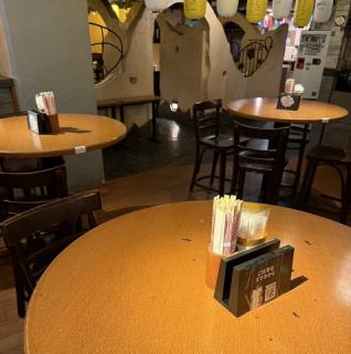 丸テーブル席になります。