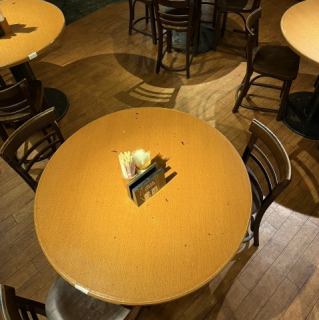 丸テーブル席になります。