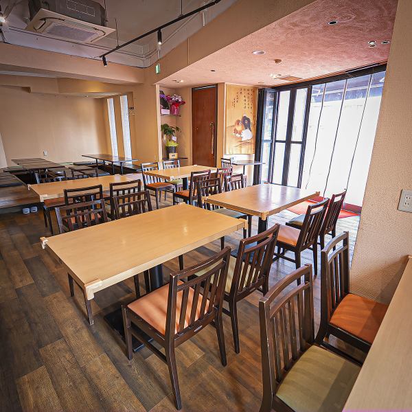 東三国駅から徒歩5分の便利な立地にある当店は【リーズナブルでありながら本格的】な中華料理をお楽しみいただけます。料理大会での金賞を誇るシェフが手がける料理は、まるで中国の食文化を体験しているかのよう。落ち着きある店内には多彩な席が用意されており、少人数～大人数までどんなシーンでもご利用いただけます。