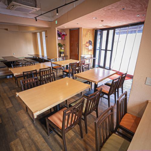 넓은 테이블 좌석은 최대 22명까지 이용 가능합니다.회사의 술집이나 친구와의 모임 등, 대인원수로의 연회 이용에 최적입니다.