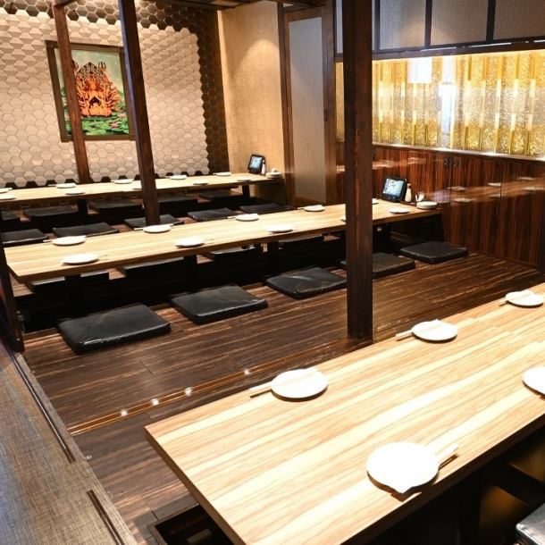 Private rooms are also available for groups! The stylish and modern Japanese space with the warmth of the wood grain can be used for a wide range of occasions, from private drinking parties to company banquets.