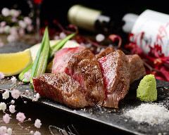 鉄板で調理して肉の旨みを閉じ込めた、極上牛ステーキをぜひ一度お試しください。