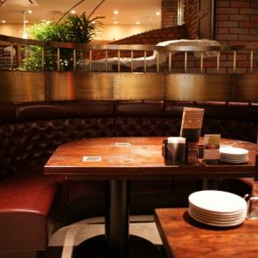 A popular semi-private room! A crown sofa seat with the image of a space surrounded by delicious food and sake, like the king's basement ♪