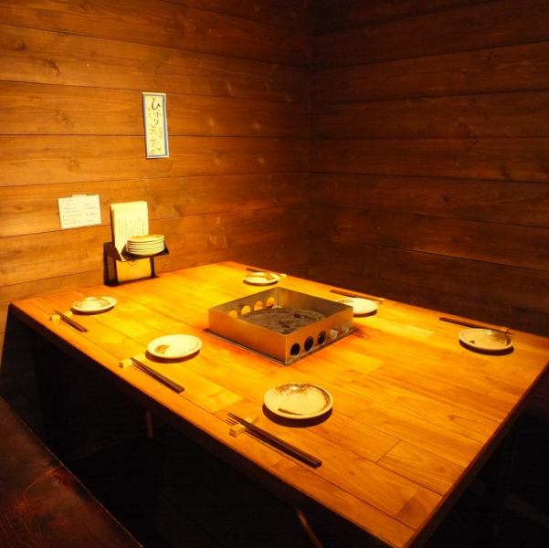 [Table semi-private room seats: table for 6 people] There is also a popular semi-private room to enjoy a relaxing meal!