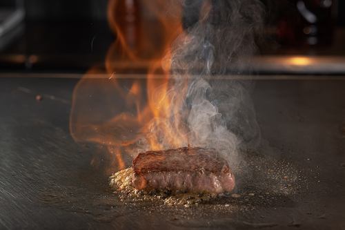 豪快に焼き上げる長萩和牛は柔らかな口どけの良さでワインとのペアリングもおすすめです！