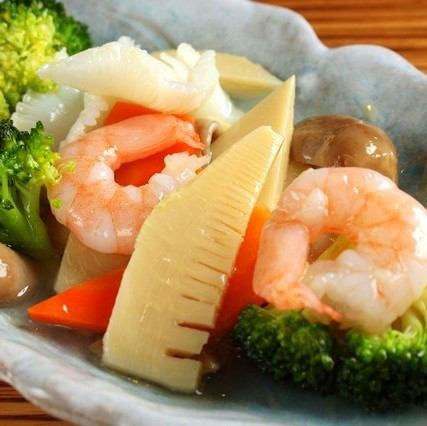 清炒海鲜和色彩鲜艳的蔬菜