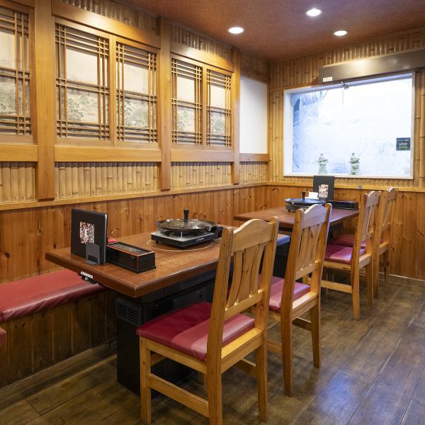 【テーブル席】2名様からご利用頂けるテーブル席ご用意しております◎ご家族連れや、宴会・貸切等にもおススメです！ゆったりお過ごしいただけるお席となっておりますので、落ちついてお食事をお楽しみいただけます。人数やシーンに合わせてレイアウトさせて頂きますので、様々なシーンや人数でご利用下さい♪