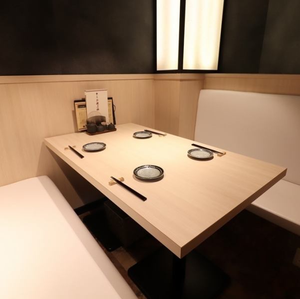 【4名様でご利用いただけるテーブル席】プライベート感のある空間でこだわりのお料理を愉しめば、日々の疲れも癒してくれます。