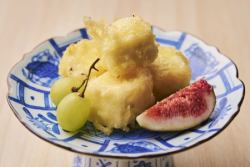 Melty cheesecake tempura and seasonal fruits