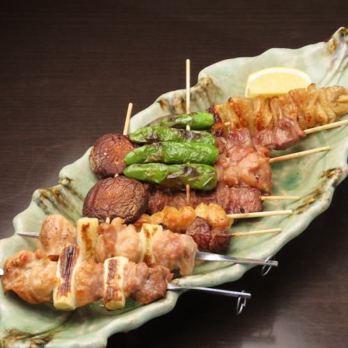 [◆Assorted skewered yakitori platter◆] 1,980 yen for a 10-piece platter of 8 meats and 2 vegetables! Harmony of aroma and flavor!