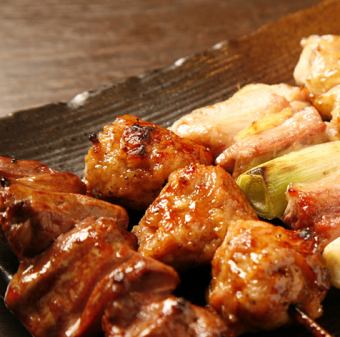 [Kushiyaki] Meatballs, green onions, hearts, miscellaneous liver, chicken neck, quail eggs, carrots, skin, heart, chicken tenders
