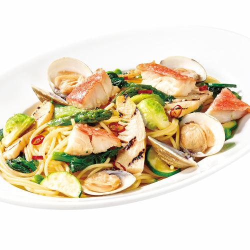 意大利辣香肠配蛤蜊、春季蔬菜和白鱼