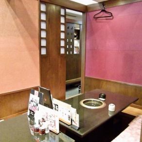 ロールスクリーンによる６名用【半個室席】