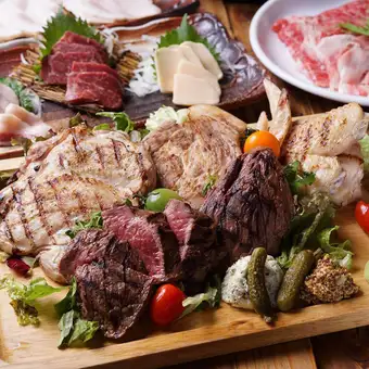 【6,000円】黒毛和牛入り炭火焼き5種盛合せ、名物肉寿司等◆11品+3時間飲み放題付