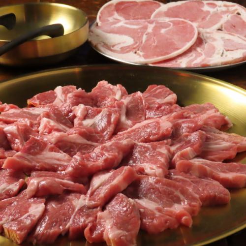 生的羊肩腰肉是通过我们自己的采购路线精心挑选的，非常精致。