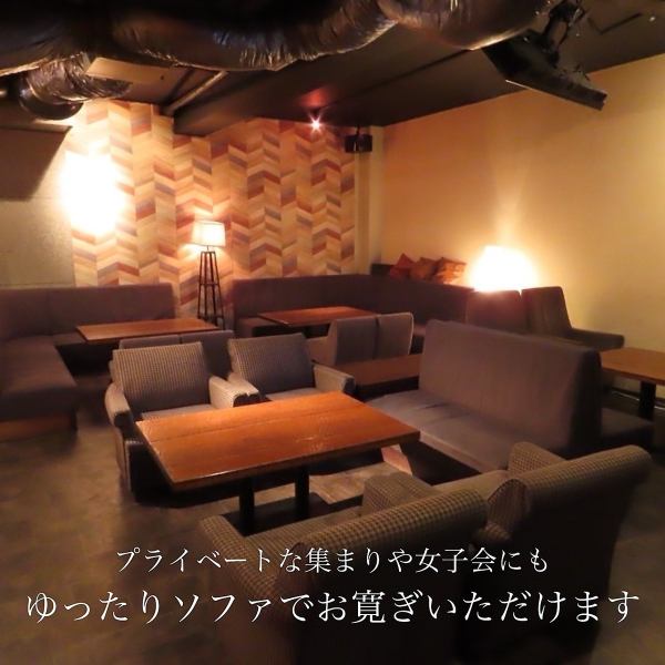 街の喧騒をつい忘れてしまう。大人の隠れ家ジンギスカン。間接照明が奏でる空間でゆったりソファーに腰掛けながら、本格生ラムジンギスカンはいかがでしょうか。ソファで囲って楽しくプライベート宴会や女子会にも最適です。