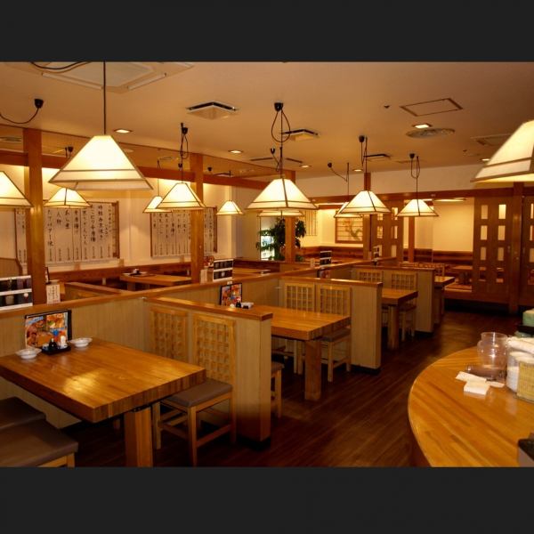 It is a calm atmosphere in a spacious shop based on trees.If you enjoy lots of delicious cuisine on a large table and you can enjoy your meal slowly your mind is sure to be full of your mind and stomach.