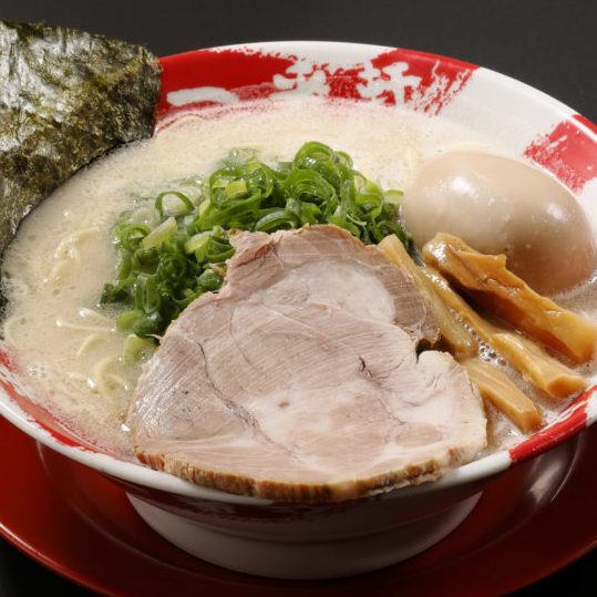 一番軒の名物豚骨ラーメン！