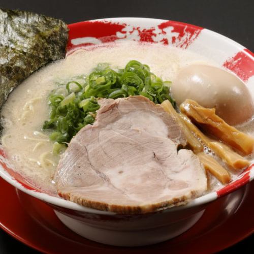 一番軒の名物豚骨ラーメン！