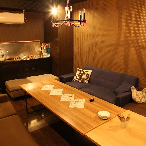 当店は全部で48席あり、様々なタイプのお席をご用意しております。中には14名様のVIP個室もご用意させて頂いており、こちらに関しては大変人気のお部屋となっておりますので、お早目のお問合せ、ご予約をお願い致します。他のお客様を気にする事なく完全プライベートでお楽しみ頂けますので当店自慢のお部屋です。