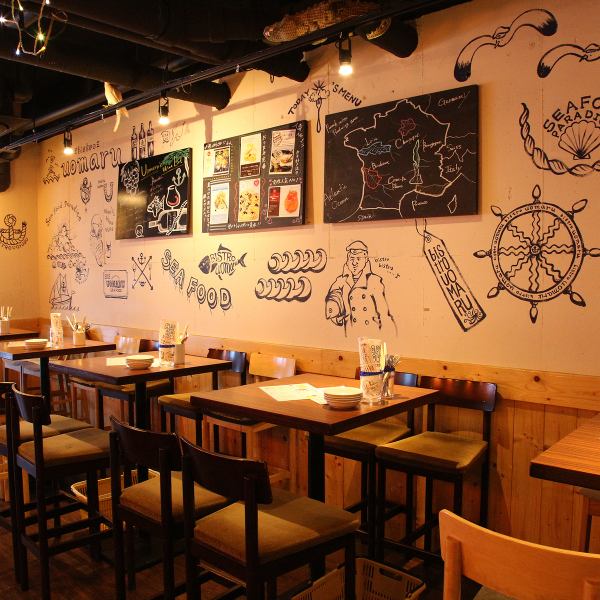 当店の雰囲気はとてもオシャレで、女性に大人気です。理由の一つは壁のイラストでです。海鮮系のダイニングバーという事で海鮮、海にちなんだイラストが並んでおります。そんなポップで明るい雰囲気、空間で当店自慢のお料理とで堪能下さい。アラカルト料理は勿論、コース料理も3種類ご用意しております。