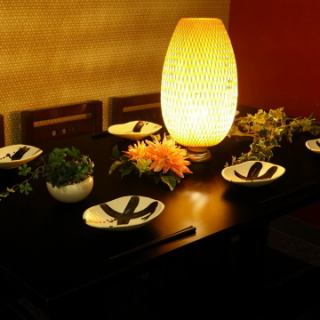 【個室｜最大8名様迄】2名様～ご利用いただけるテーブル席は、合コン・女子会・誕生日等の様々なシーンにおすすめです。当店ではお得な食べ飲み放題コースを種類豊富にご用意しております。居酒屋定番メニューに海鮮や焼き鳥まで楽しめる破格のコースを是非ご利用ください！