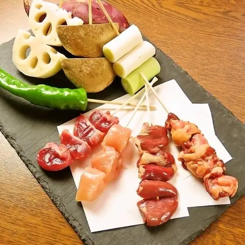 各部位や野菜の旨味を存分に楽しめる人気の串盛合わせ！