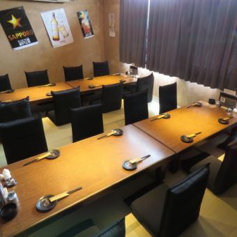 As for the tatami seats that can accommodate up to 25 people, you can use the tatami floor as a group for private use!